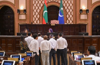 މަޖިލީހުގެ ހަމަނުޖެހުމުގައި ޖިނާއީ ކުށެއް އެކުލެވޭ ނަމަ އެކަން ބަލަން ޑިމޮކްރެޓްސް އިން ގޮވާލައިފި