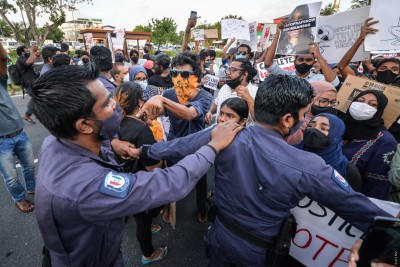 މުޒާހަރާގައި ބާރުގެ ބޭނުންކޮށް، ތިން މީހަކު ފުލުހުންގެ ބެލުމުގެ ދަށަށް ގެންގޮސްފި