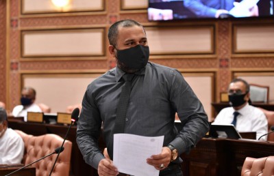 ފަސް ހަފްތާ ވަންދެން މަޖިލީހަށް ވަޑައިނުގެންނެވުނީތީ ޝިޔާމް މައާފަށް އެދިވަޑައިގެންފި