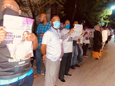 ޔާމީން މިނިވަން ކުރަން ގޮވާލައި މިނިސްޓަރު އިމްރާންގެ ގެކޮޅު ކައިރީ މުޒާހަރާ ކޮށްފި