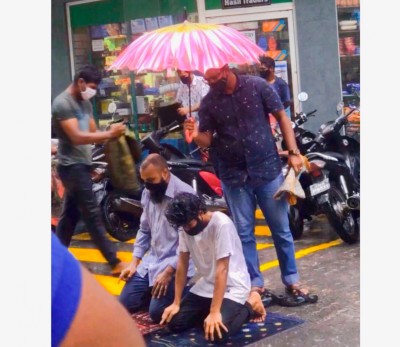ތެމި ފޯވެގެން ނަމާދުގައި ތިބި ބަޔަކަށް ދިއްކޮށްލީ ކުޑަ!
