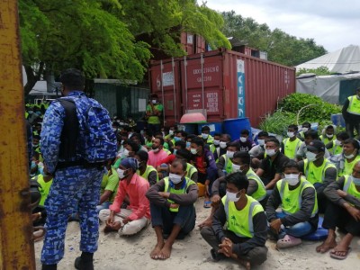 އައިލެންޑް އެކްސްޕާޓުގެ ބިދޭސީން މުޒާހަރާކޮށް ފުލުހުންނަށް ހަމަލާ ދީފި
