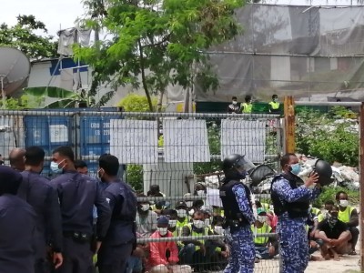 މުޒާހަރާއިން ފުލުހުންނަށް ހަމަލާދިން 40 ބިދޭސީއަކު ހައްޔަރުކޮށްފި