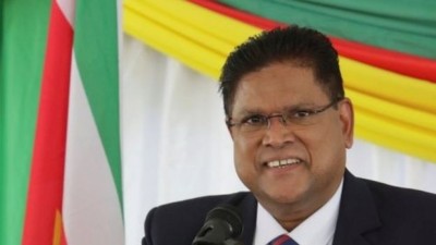 ސުރިނާމްގެ އިންތިހާބު: މަރުގެ ދައުވާ ސާބިތުވި ރައީސް ބަލިކޮށް، ވެރިކަމަށް ކުރީގެ ފުލުހެއް