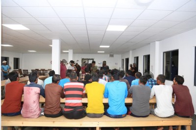 ވ. އަތޮޅުގައި ހަމަނުޖެހުން ހިންގި 22 ބިދޭސީން ހައްޔަރުކޮށް ބަންދަށް 15 ދުވަސް