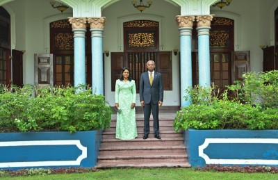 ރައީސްގެ ދެކަނބަލުން މުލީއާގެ ދޫކުރައްވައި، ނިކުމެވަޑައިގެންފި