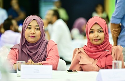 ސަރުކާރުގެ އަށް ކުންފުންޏެއްގެ އެމްޑީންނަށް އަންހެނުން ހަމަޖައްސަނީ