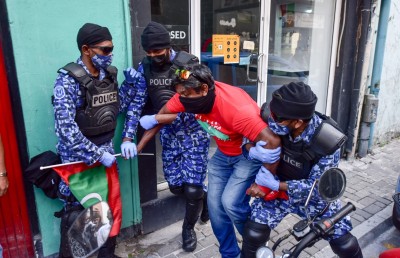 އިދިކޮޅު މުޒާހަރާ ރޫޅާލައި 31 މީހުން ހައްޔަރުކޮށްފި