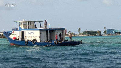ތިން މީހުންނާ އެކު ދަތުރުކުރި ދޯންޏެއް ފަރަށް އަރައިފި