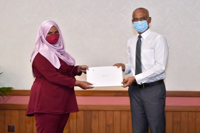 ހަތް ދަރިވަރަކަށް ރައީސްގެ ސްކޮލާޝިޕް ލިޔުން ހަވާލުކޮށްފި