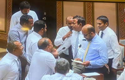އަމީރު ޝަރީއަތަށް ފޮނުވަން ނަޝީދު ގޮވާލައްވައި، ޑިމޮކްރެޓުންގެ ހަޅޭކުގެ ތެރޭ ދެ ބަޖެޓު ހުށަހަޅައިފި