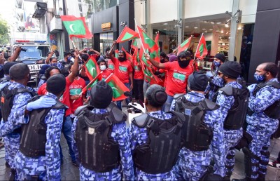 އިދިކޮޅު މުޒާހަރާ ރޫޅާލައި 31 މީހުން ހައްޔަރުކޮށްފި