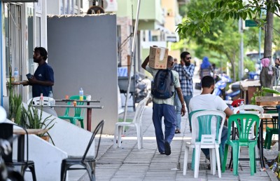 ހުޅުމާލެ ޕޭވްމަންޓުގައި ވިޔަފާރިކުރަން ބަހައްޓާފައިވާ ގޮނޑި/މޭޒު ނަގަން އަންގައިފި