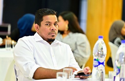 ޑރ. މުއިއްޒުގެ ރިޔާސީ ދަތުރު: ހިތްވަރާއި ކެރުމާއި ވަރުގަދަ އަޒުމެއްގެ ނަމޫނާ!