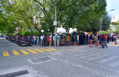 ވެކްސިން ޖަހާ މީހުން ކުއްލިއަކަށް ގިނަވެ ބޮޑު ކިއޫއެއް