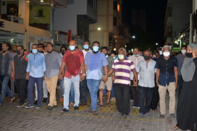 ދެ ފުލުހެއްގެ ގަޔަށް ހައްޕުނޑުު ޖެހީ މުޒާހަރާގެ ބައިވެރިއެއް ނޫން: ޕީޕީއެމް، ޕީއެންސީ