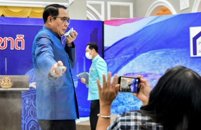 ތައިލެންޑުގެ ބޮޑުވަޒީރު ނޫސްވެރިން ގަޔަށް ސެނިޓައިޒާ ޖަހައިފި