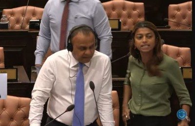 އީވާ ތަޅުމުގައި އިންނަވަނިކޮށް ރިޔާސަތު ހަވާލުނުކުރުމުން ހޫނުވެ، ޖަލްސާ މެދުކަނޑާލައިފި