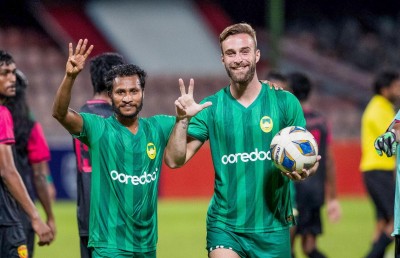 ހަމްޕު އަށް ހަތަރު ގޯލު، ޔޫވީގައި ބަދަލު ކީޕަރެއް ނެތުމުން ގޯލަށް ކުޅުނީ ޑިފެންޑަރެއް