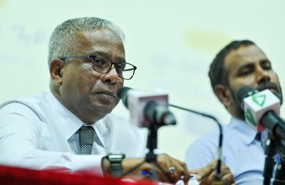 އަކްރަމް ވިދާޅުވަނީ އޭސީސީން ކުރަނީ ސިޔާސީ ކުލަ ޖެހިފައިވާ ތުހުމަތެއް ކަމަށް