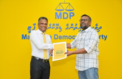 މޭޔަރު ކަމަށް ކުރިމަތިލާން އެމްޑީޕީގެ ޕްރައިމަރީގައި ވާދަކުރަން އާޒިމް ފޯމު ހުށަހަޅުއްވައިފި
