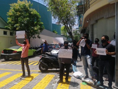 ފިޔަވަޅުތައް ހަރުކަށި ކުރާތީ ރެސްޓޯރެންޓުތަކުގެ ވެރިން މުޒާހަރާކޮށްފި