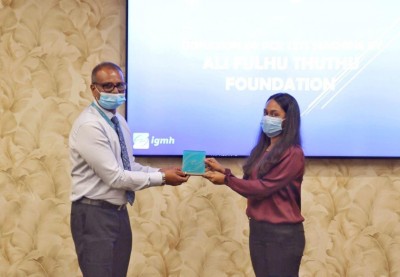 940،000 ޑޮލަރުގެ ޕީސީއާރު މެޝިނެއް އަލިފުޅު ތުއްތު ފައުންޑޭޝަނުން އައިޖީއެމްއެޗަށް ހަދިޔާކޮށްފި