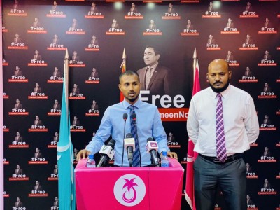 އިދިކޮޅުން ހުކުރު ދުވަހު އަތޮޅު ތެރޭގައި މުޒާހަރާ ކުރަނީ