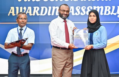 ވިލާ ހައި ސްކޫލުގެ ސްކޮލާޝިޕް ލިބުނު ކުދިންނާ ލިޔުން ދީފި