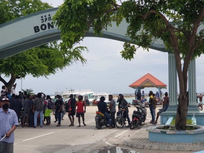 މުޒާހަރާ ކުރާތީ ކޮވިޑް ޖެހިފައިވާ އުމުރުން ދުވަސްވީ މީހަކު ވިލިނގިއްޔަށް ނޭރުވުނު