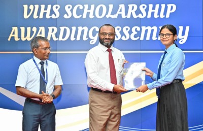 ވިލާ ހައި ސްކޫލުގެ ސްކޮލާޝިޕް ލިބުނު ކުދިންނާ ލިޔުން ދީފި