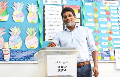 ޑިމޮކްރެޓްސްގެ ފުރަތަމަ ފިޔަވަޅު ޑިމޮކްރެސީ އާ ދުރަށް!
