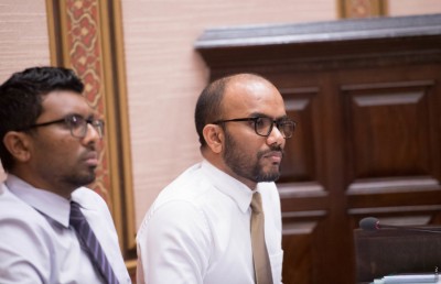 ޑޮލަރު ރޭޓު ހިފަހައްޓަން މަސައްކަތްކުރަން، ހައްލު ކުރެވޭނެ: އަމީރު