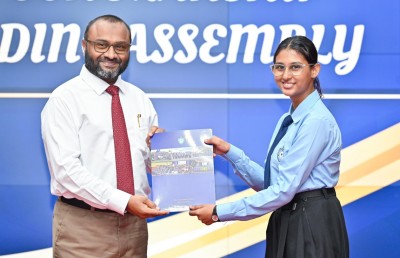 ވިލާ ހައި ސްކޫލުގެ ސްކޮލާޝިޕް ލިބުނު ކުދިންނާ ލިޔުން ދީފި