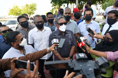 ފުލުހަށް ހާޒިރުކުރެއްވުމުން ރައީސް ވަހީދު ހުންނެވީ ހަނު