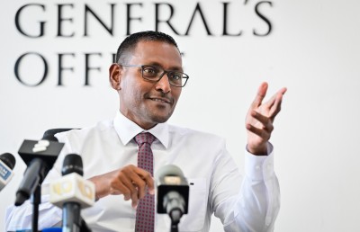 ބައްސާމްގެ ޕާސްޕޯޓް ހިފަހައްޓައިފި