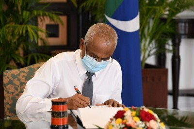 ހުސައިން މުހައްމަދުގެ ތައުޒިޔާގެ ދަފްތަރުގައި ރައީސް ސޮއިކުރައްވައިފި