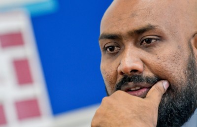 ފްލެޓުތަކުގެ މައްސަލާގައި އޭސީސީގެ ތަހުގީގަށް މީހުން ހާޒިރުކޮށް ސުވާލު ކުރަނީ