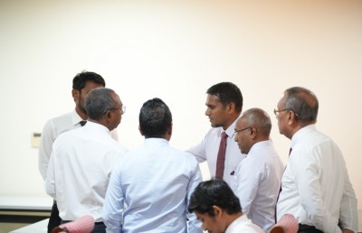 ސިޔާސީ މީހުންގެ މުސާރަ ބޮޑުކުރުމާ ޑިމޮކްރެޓްސް ދެކޮޅު، ތްރީލައިން ވިޕް ނެރެފި