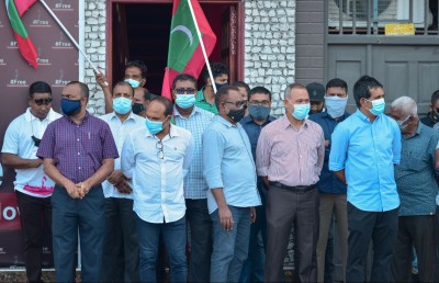 ފޯރިއެއް ނެތް ކެމްޕެއިންގެ ފަހު ތަޅާލުންގަނޑު ގަދަ!