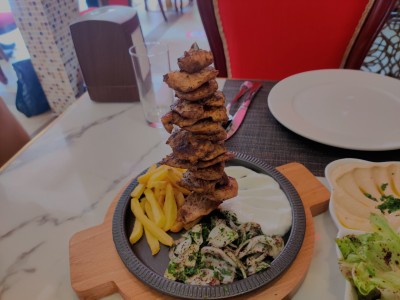 އެޑްވަޓޯރިއަލް: ލަޒީޒްގެ ޝަވަރުމާގެ އަޖުމަ ކޮންމެހެންވެސް ބަލާލަން ޖެހޭ
