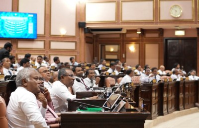 މަޖިލީހަށް ގާބިލު މީހުން ދާން އޮތް ދޮރު ބަންދު!