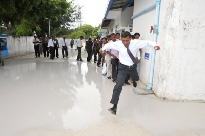 ޗަކަ، ޗަކަ، ވަޅުގަނޑަކަށް ޗަކަ، ގޮސް ކައްސާލީ!