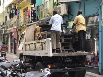 ގަވާއިދާ ހިލާފަށް މާލޭ މަގުމަތީ ހުރި ޕެލެޓުތައް ނަގަނީ