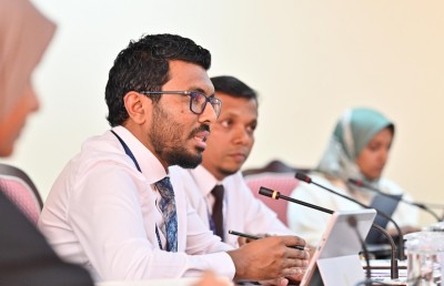 ޗާޕުކުރުން ހުއްޓާލިޔަސް މައްސަލައެއް ނެތް، އެކަމަކު އާމްދަނީ އާއި ލޯނު ލިބެން ޖެހޭ: ފިނޭންސް