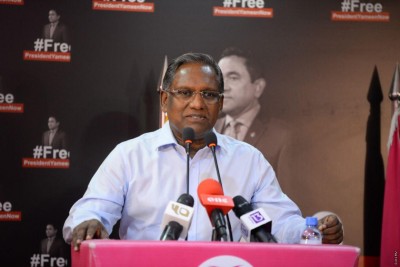 ޑިޕްލޮމޭޓަކާ އެކު ޓީވީއަށް އަރައި އިސްތިއުފާ ދޭން ހުށަހެޅި، އިސްތިއުފާ ދިން ނަމަ މިނިވަންކަން ނޯންނާނެ: ޑރ. ވަހީދު