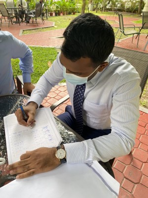އަމީން މަގާމުން ވަކިކުރުމުގެ މައްސަލަ މަޖިލީހަށް ވެއްދުމަށް ސޮއި ކުރަން ފަށައިފި
