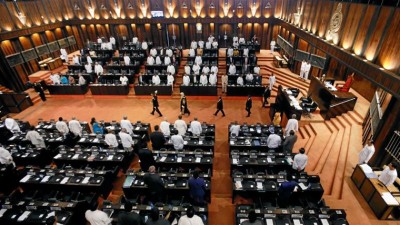 ލަންކާ ޕާލިމެންޓުގެ މުވައްޒަފަކު ޕޮޒިޓިވްވުމުން ޕާލިމެންޓު ބަންދުކޮށްފި