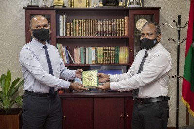 ޠަލާލް އަލް ޖެރީ އިން ރާއްޖެއަށް 10،000 މުސްހަފް ހަދިޔާކޮށްފި