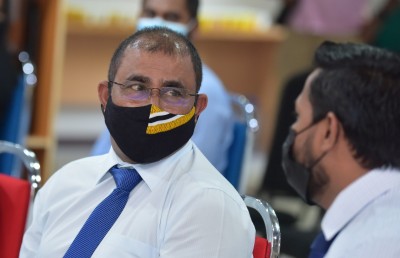 ޓޫރިޒަމް މިނިސްޓަރަށް ހީވީ ބޮލުގައި އެއްޗަކުން ވީއްލާލިހެން!